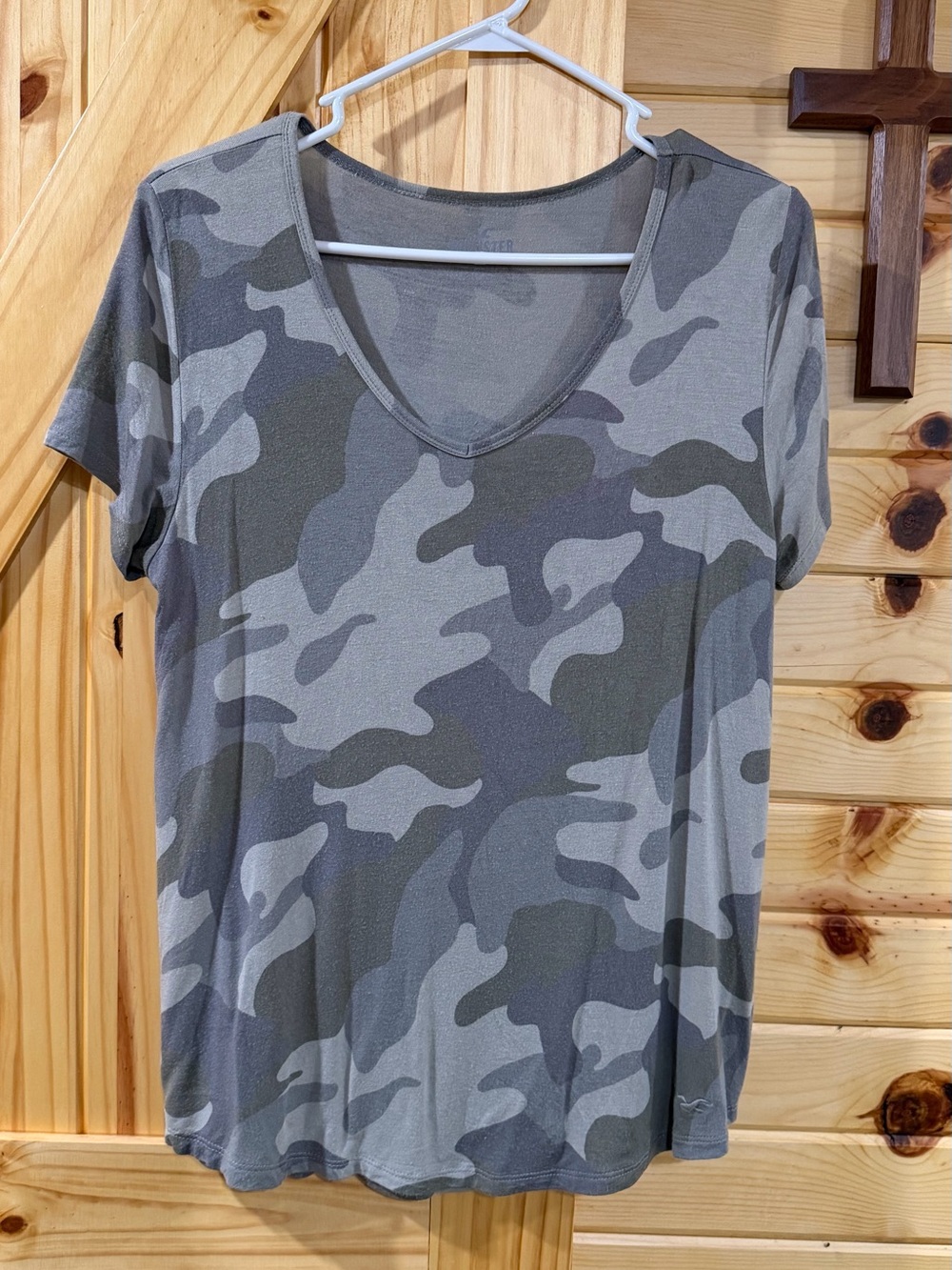 Hollister Camouflage V-Neck Short Sleeve Tee Size Medium